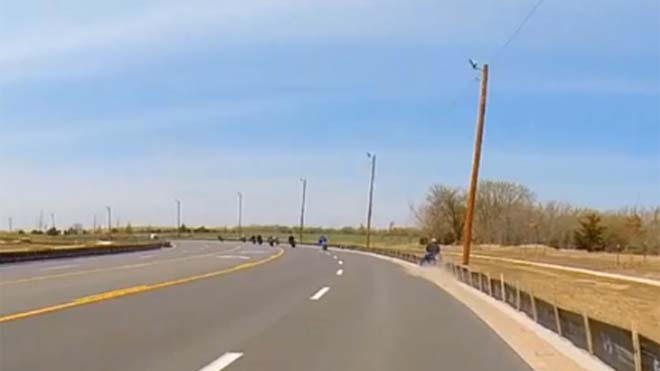 Môtô tự lao vào lề đường