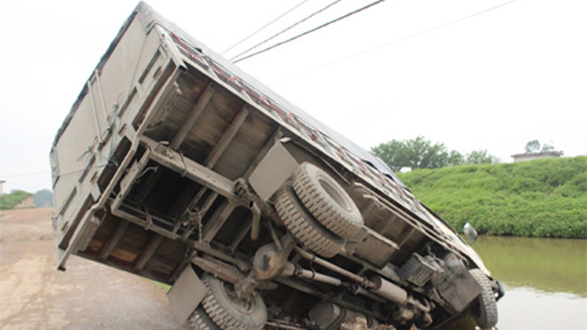 Chiếc xe cắm đầu xuống mương nước nhưng rất may tài xế an toàn 