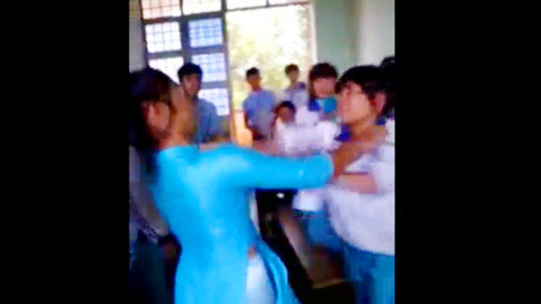 Ảnh nữ sinh đánh nhau cắt từ clip.