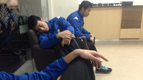 Ngọc Duy mệt mỏi trong lúc chờ bác sĩ khám. Ảnh: FB