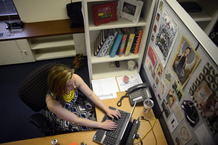 Britt Freitag, 27 tuổi – trợ lý giám đốc cao cấp bộ phận tuyển sinh ĐH George Washington đang ngồi đọc hồ sơ ứng viên. Freitag và một số cán bộ tuyển sinh khác sẽ xem xét khoảng 19.000 hồ sơ