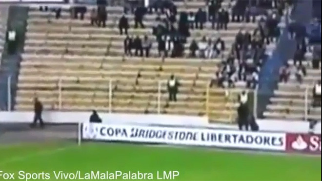 Rợn tóc gáy với 'bóng ma' chạy băng băng trên khán đài