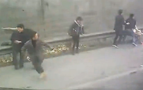 Xe tải lao vào đám đông đứng xem vụ tai nạn