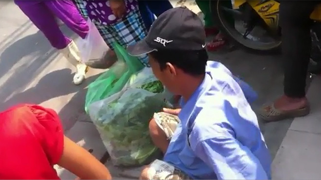 Người đàn ông khóc vì bị cấm bán rau vỉa hè