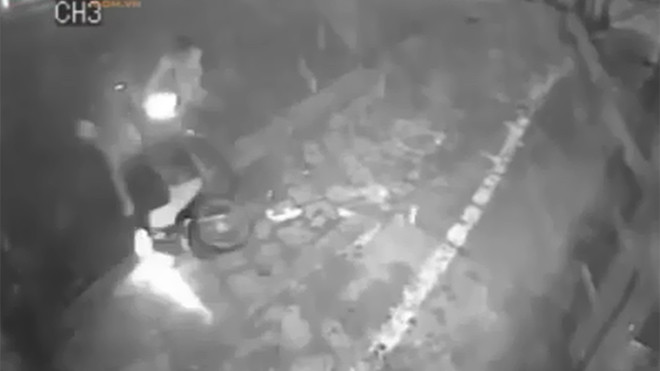 Tông thẳng vào xe kẻ ném “bom bẩn” vào nhà dân