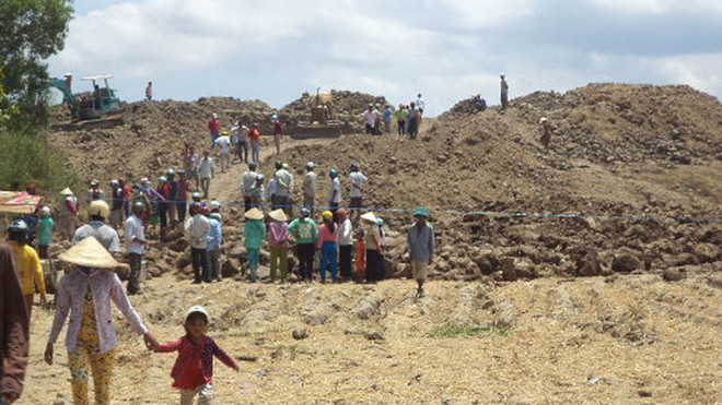 Anh Luỹ đang cho san đống đất để bớt đồn thổi 