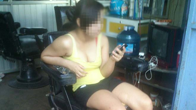 Nhân viên tiệm cắt tóc ăn mặc mát mẻ, sẵn sàng chiều khách "tới Z". 