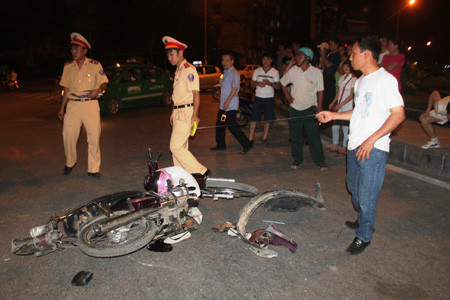 Chiếc xe máy của bố con anh Thuận vỡ nát sau vụ tai nạn 