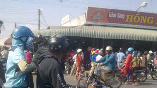 Người dân đứng chật đường đòi cửa hàng vàng Hồng 2 mua lại vàng.