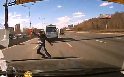 Suýt chết khi đặt biển cảnh báo giữa đường