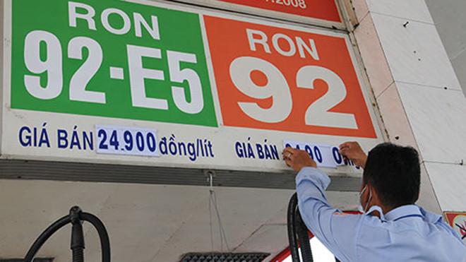 Các cây xăng đồng loạt tăng giá bán từ 12 giờ ngày 22-4 Ảnh: HỒNG THÚY 