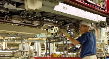 Toyota dùng người thay robot để tăng chất lượng xe