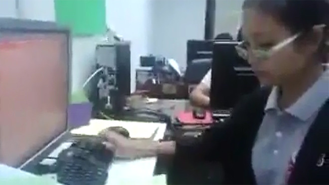 Clip cô gái đánh máy 1 tay không nhìn bàn phím