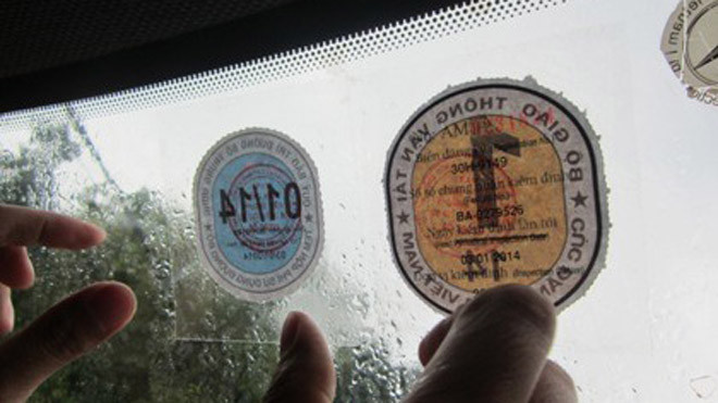 Bộ Giao thông nói về việc ôtô phải dán tem thứ 3