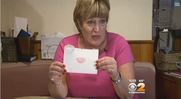 Bà Susan Heifetz với lá thư người mẹ gửi cho bà 45 năm trước. Ảnh: CBSNewYork/ Youtube