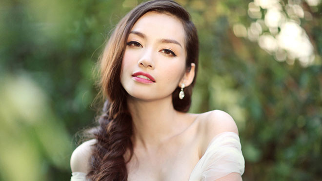 Trúc Diễm quyến rũ giữa khu vườn nhân tạo