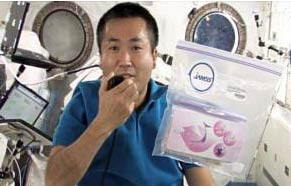 Du hành gia Wakata và túi đựng hạt đào trên ISS. 