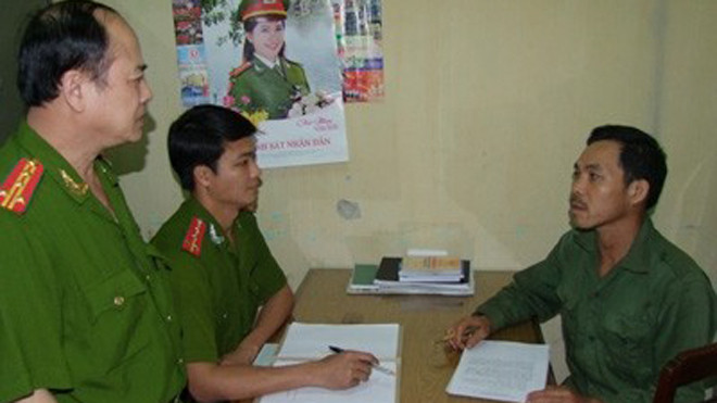 Đối tượng Ních tại cơ quan công an (Ảnh: Zing)