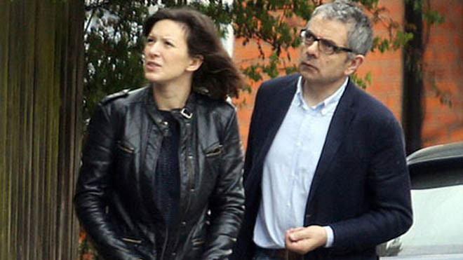 Rowan công khai hẹn hò với người tình mới trên đường phố