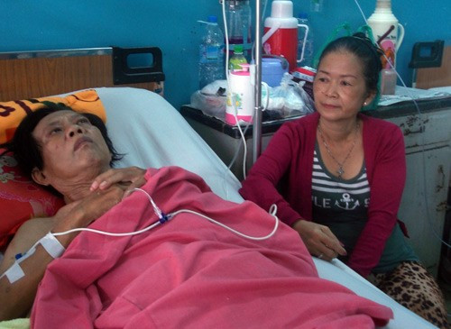 Vợ cũ ngày đêm túc trực bên ông