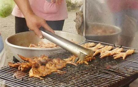 Kinh doanh chân gà nướng mang lại nguồn lợi nhuận Kinh doanh chân gà nướng mang lại nguồn lợi nhuận “khủng” 