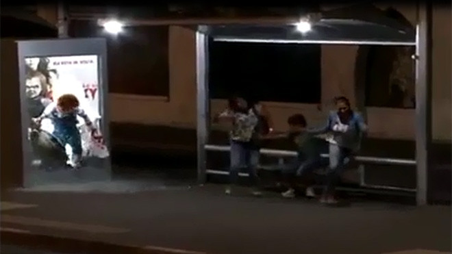 Hoảng hồn với “quỷ dữ ” nhảy xổ ra từ biển quảng cáo