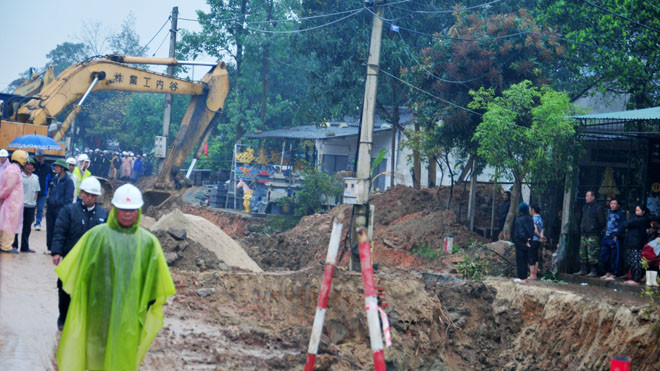 Cơ quan chức năng làm công tác bảo vệ thi công mở rộng QL1A đoạn qua huyện Cẩm Xuyên vào hồi tháng 3. Ảnh: Cẩm Kỳ