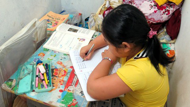 Bé H. bị mẹ giam trong 'lô cốt' xây giữa nhà.