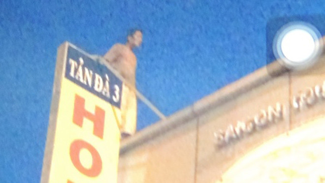 Người dân đã phát hiện Trung trèo lên lầu 2 của nhà nghỉ và đòi tự tử.