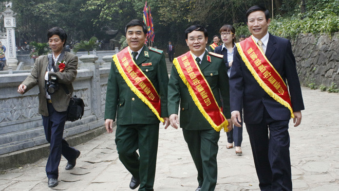 Tặng bảng vàng trí thức tiêu biểu cho 6 cán bộ cấp cao của quân đội