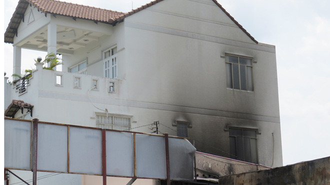 Cháy xe bồn xăng, hàng trăm người dân hoảng hốt