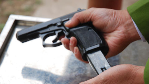 Được công an và người yêu thuyết phục, Thuần đã chịu mở cửa giao nộp 1 khẩu súng, 2 viên đạn, 9 vỏ đạn, 1 quả lựu đạn. Ảnh minh họa