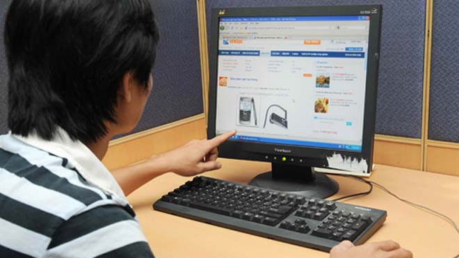 Mua hàng qua mạng có thể gặp nhiều rủi ro - Ảnh: D.Đ.M