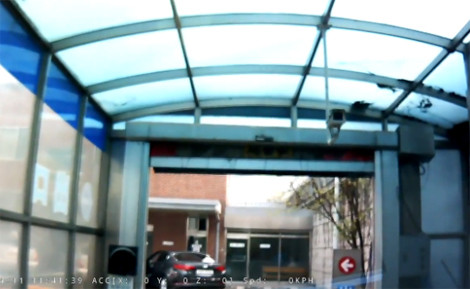 Ôtô tăng ga đột ngột ở trạm rửa xe