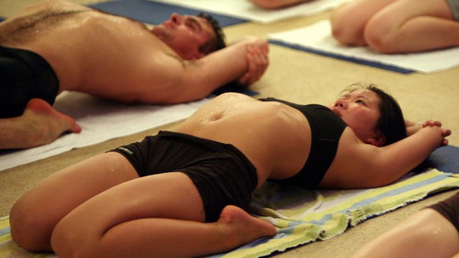 Trào lưu yoga nóng gây sốt như thế nào?