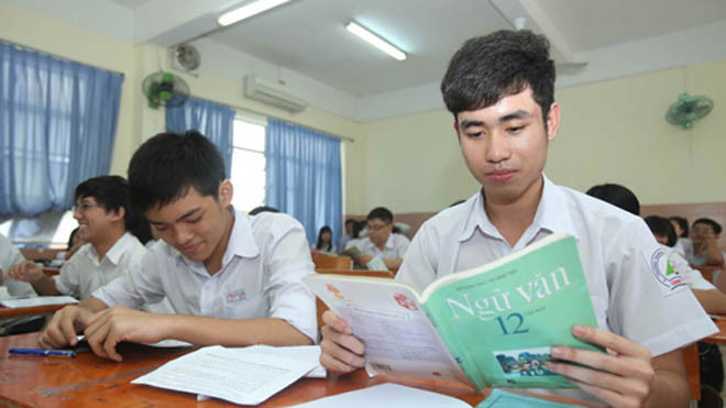 Học sinh lớp 12 Trường THPT Lương Thế Vinh (TP.HCM) ôn thi môn văn. Cấu trúc đề thi môn này có nhiều thay đổi trong kỳ thi tốt nghiệp THPT năm nay - Ảnh: Đào Ngọc Thạch