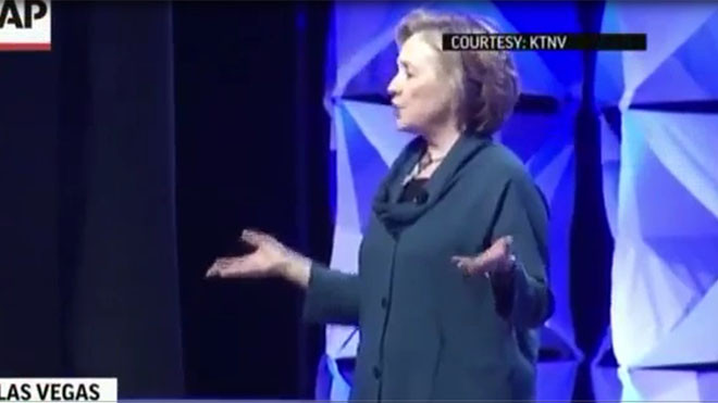 Hillary Clinton bị ném giày