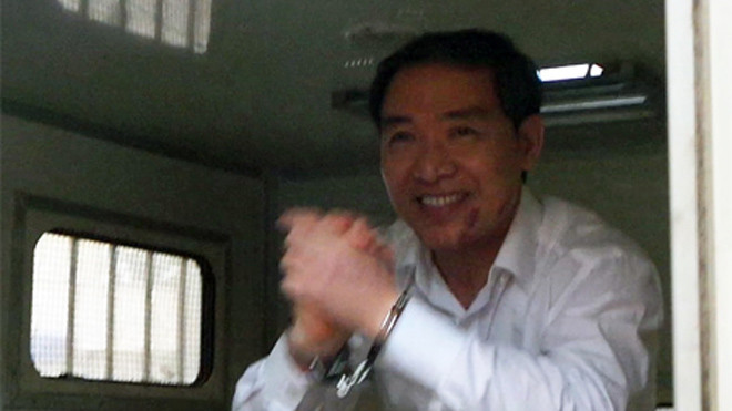 Dương Chí Dũng cười tươi, chắp tay cảm tạ