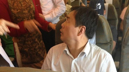 Hành khách người Trung Quốc thường xuyên thay đổi chỗ ngồi và lục soát các khoang hành lý trên máy bay