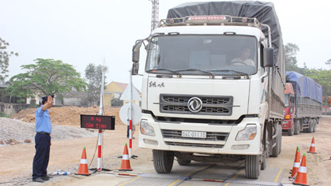 Ông Phan Huy Chương (Phó chánh thanh tra) trực tiếp chỉ huy tại trạm cân lưu động trên quốc lộ 1A tại huyện Diễn Châu. Ảnh: VnExpress