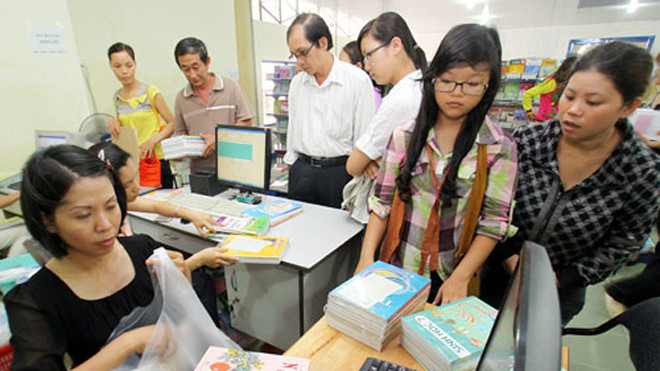 Quá trình viết SGK hiện nay có nhiều điểm yếu dẫn tới tình trạng không đáp ứng yêu cầu của thực tiễn nhưng người học không có lựa chọn nào khác - Ảnh: Đào Ngọc Thạch