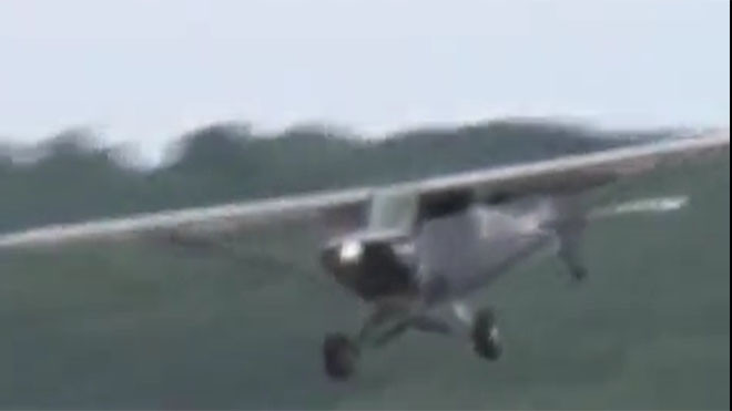 Màn điều khiển máy bay “điên rồ” đến mức khó tin