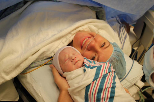 Mẹ đừng quá buồn khi giây phút bé chào đời không được các bác sĩ nhiệt tình tung hô. (ảnh minh họa