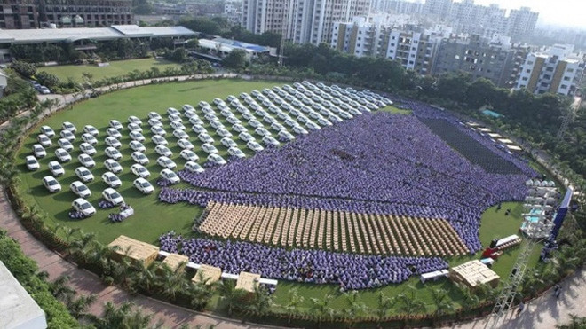 Ông chủ hào phóng nhất thế giới: tặng nhân viên 1.260 chiếc xe và 400 căn hộ