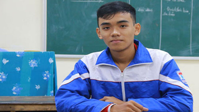 Tác giả của máy diệt khuẩn đa năng Phạm Xuân Huân. Ước mơ của em là trở thành kỹ sư để sáng chế nhiều sản phẩm có ích cho con người. Ảnh: Phương Vy.