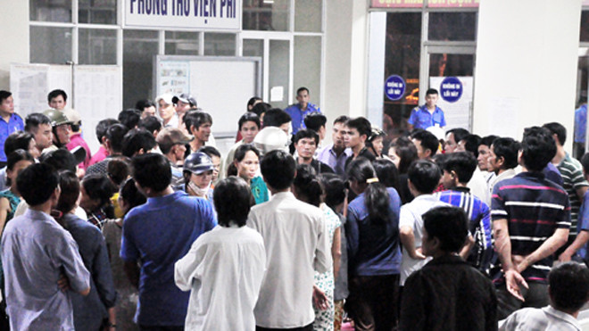 Tối 8/11, người nhà bệnh nhân mang thi thể bé trai kéo đến vây Bệnh viện Đa khoa Quảng Ngãi. N.X