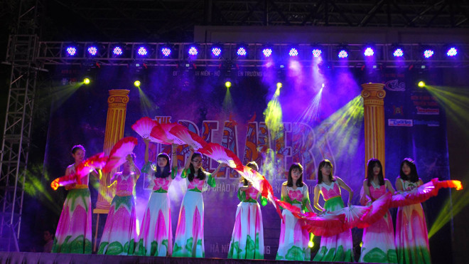 Tiết mục múa uyển chuyển, mềm mại của các bạn sinh viên nữ. ẢNh:BTC