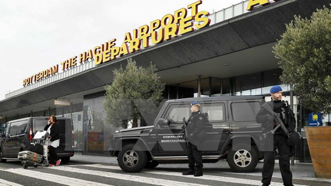 Cảnh sát vũ trang Hà Lan kiểm soát lối vào sân bay Rotterdam. (Nguồn: EPA/TTXVN)