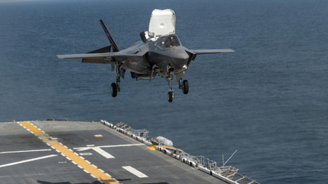 F-35B trong quá trình thử nghiệm hạ cánh thẳng đứng. Ảnh: Hải quân Mỹ.