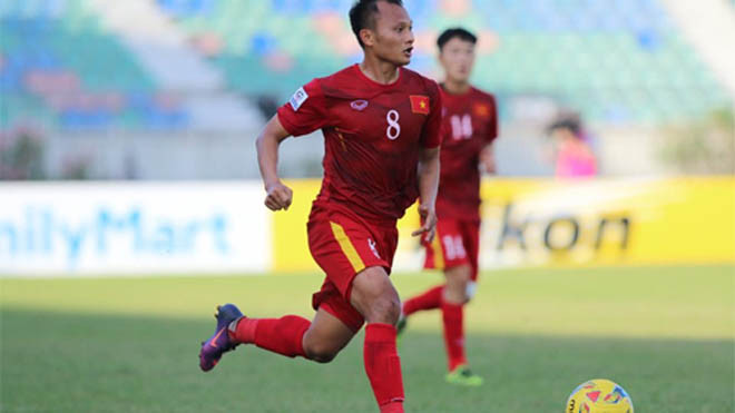 Trọng Hoàng (số 8) tỏa sáng với bàn quyết định. Ảnh: Đức Đồng